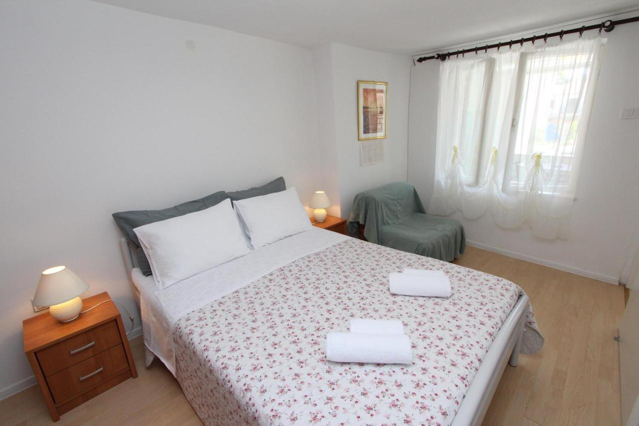Apartments Knezovic Ровинь Экстерьер фото